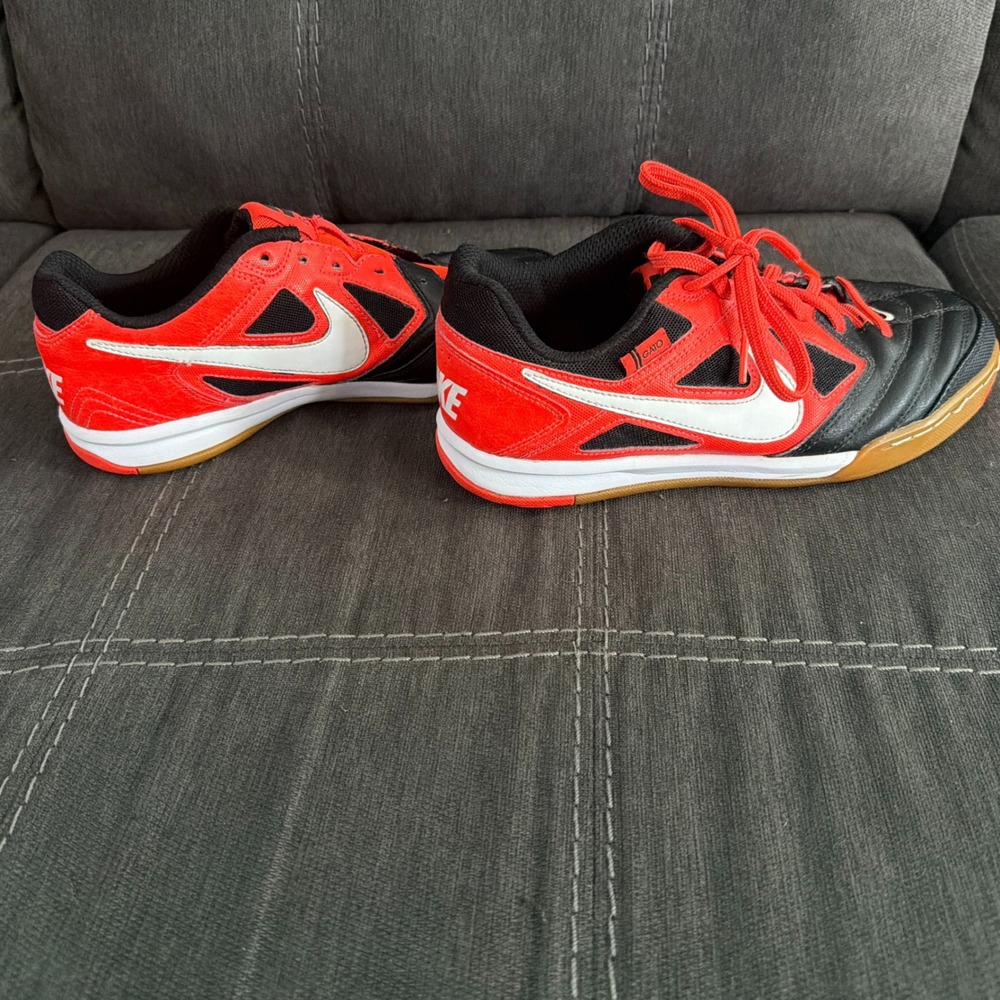 Nike 5 Gato Kids Indoor Soccer Shoes Black Red 441715-016 Size 5.5Y